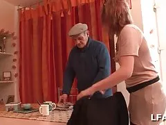 Son mec l encule pendant qu elle suce papy