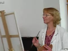 Old granny paintress gets fucked by her young model