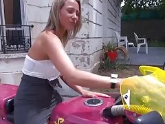 Petite salope a moto baisee par 2 mecs !