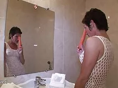 Squirting mature mother gets off